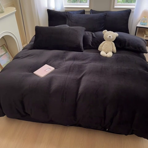 91家纺网 家纺一手货源 找家纺 慕澄家纺 2024新款纯色双拼牛奶绒四件套 黑金