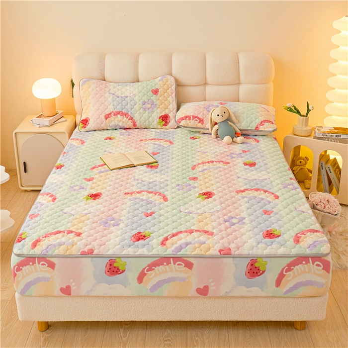 91家纺网 家纺一手货源 找家纺 喜居 2024新款加厚印花牛奶绒夹棉床笠床护垫单床笠 彩虹草莓