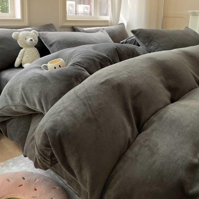91家纺网 家纺一手货源 找家纺 慕澄家纺 2024新款纯色双拼牛奶绒四件套 墨灰