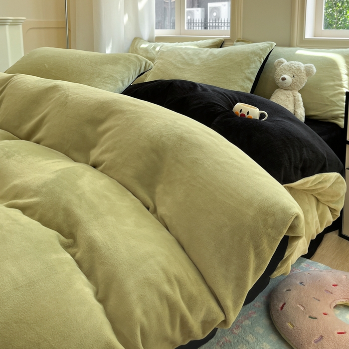 91家纺网 家纺一手货源 找家纺 慕澄家纺 2024新款纯色双拼牛奶绒四件套 芥末绿+黑