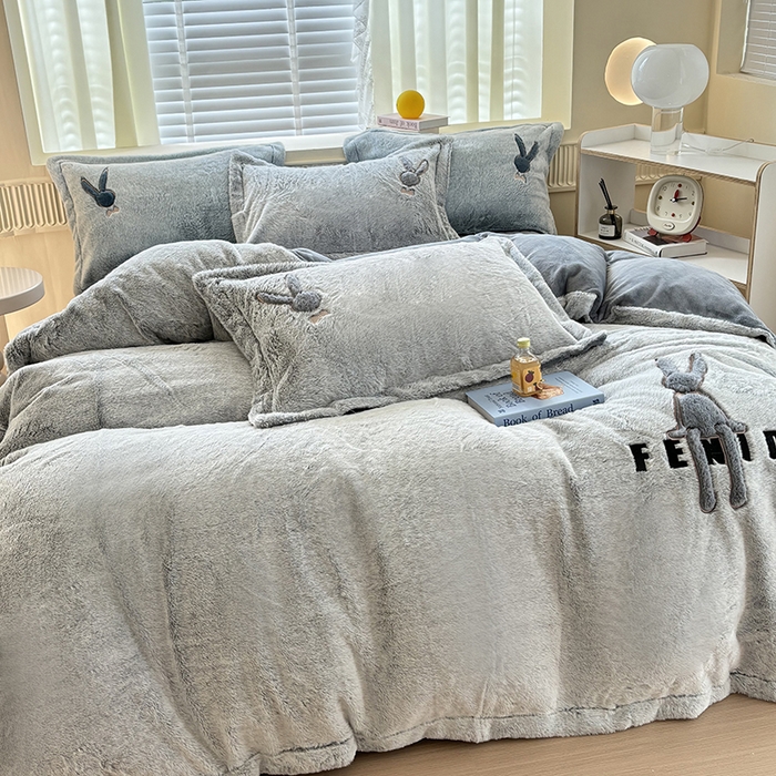 91家纺网 家纺一手货源 找家纺 新月家纺（锦威郎） 2024新款纯色保暖萌萌兔床盖四件套 萌兔高级灰