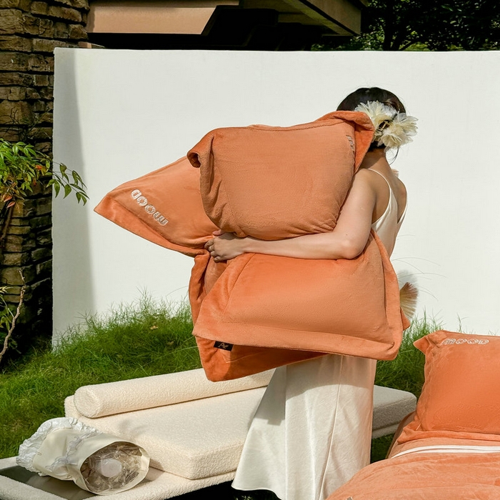 91家纺网 家纺一手货源 找家纺 新月家纺（锦威郎） 2024新款高贵轻奢保暖牛奶绒四件套系列-摩登 橙色