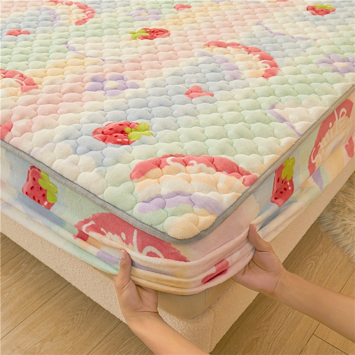 91家纺网 家纺一手货源 找家纺 喜居 2024新款加厚印花牛奶绒夹棉床笠床护垫单床笠 彩虹草莓