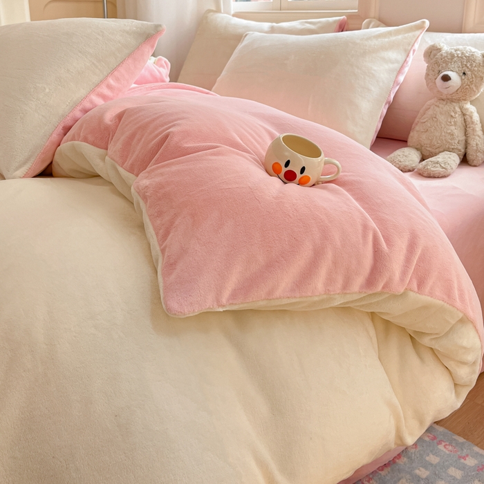 91家纺网 家纺一手货源 找家纺 慕澄家纺 2024新款纯色双拼牛奶绒四件套 奶白+柔粉