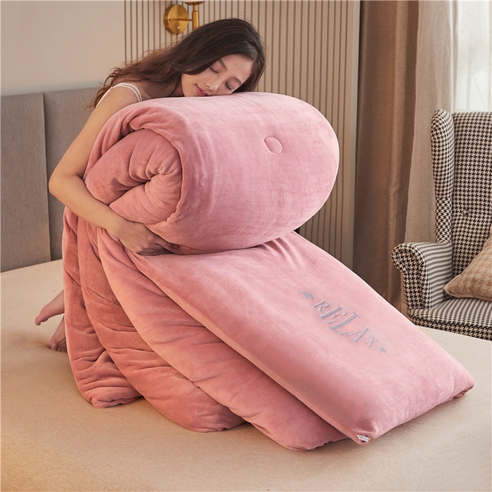 91家纺网 家纺一手货源 找家纺 美梦里 2024新款双面刺绣牛奶绒冬被 豆沙粉