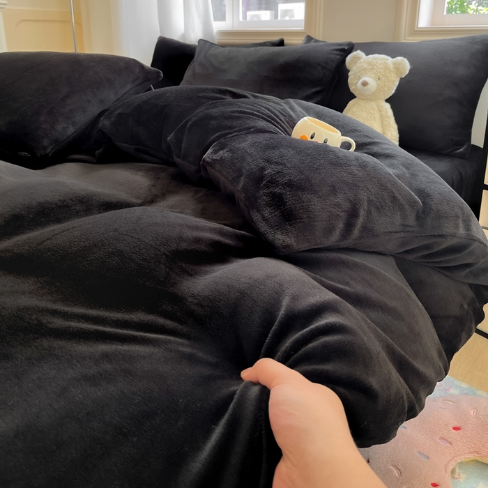 91家纺网 家纺一手货源 找家纺 慕澄家纺 2024新款纯色双拼牛奶绒四件套 黑金