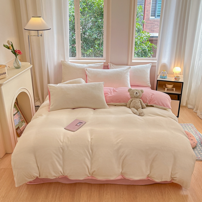 91家纺网 家纺一手货源 找家纺 慕澄家纺 2024新款纯色双拼牛奶绒四件套 奶白+柔粉