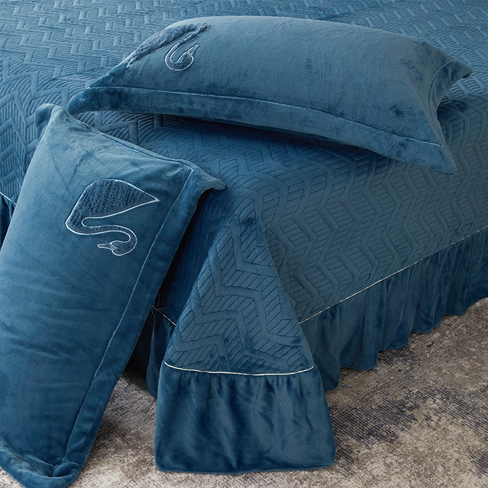 91家纺网 家纺一手货源 找家纺 新月家纺（锦威郎） 2024新款高克重牛奶绒全消光绗缝床盖床单四件套 宝石蓝