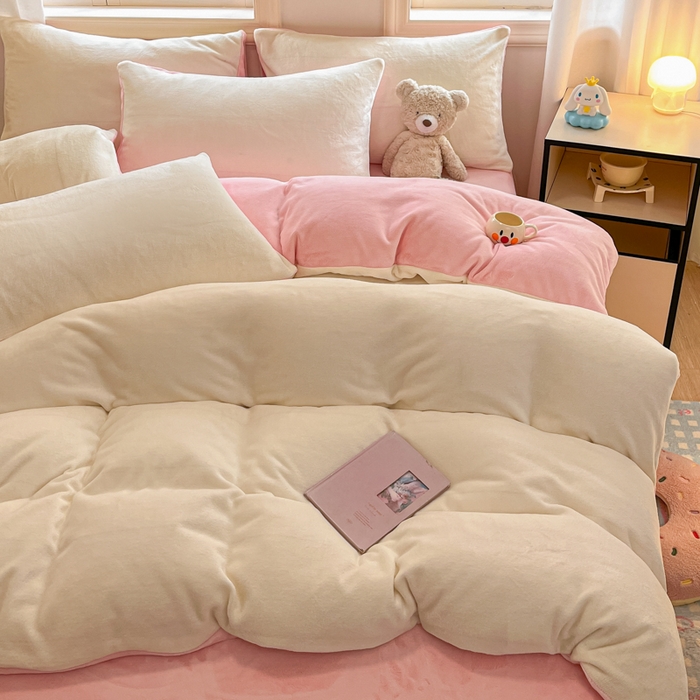 91家纺网 家纺一手货源 找家纺 慕澄家纺 2024新款纯色双拼牛奶绒四件套 奶白+柔粉