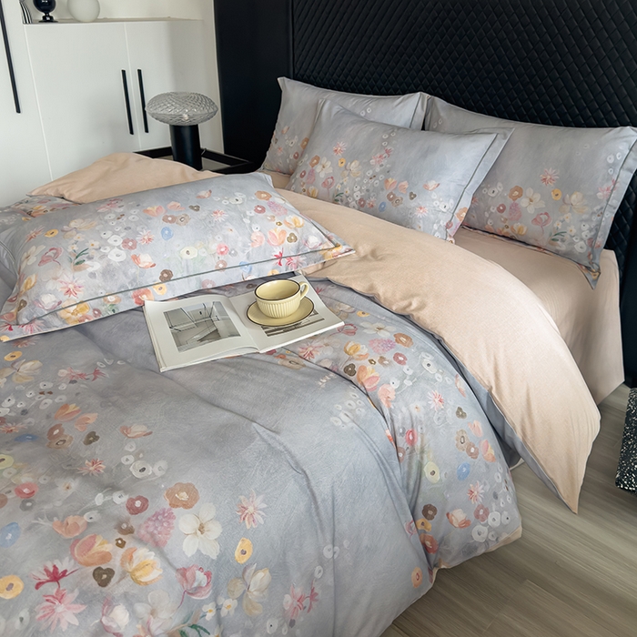 91家纺网 家纺一手货源 找家纺 新月家纺（锦威郎） 2024新款全棉加厚长绒棉数码印花四件套系列 花语寄情-灰