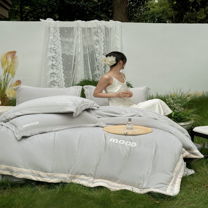 91家纺网 家纺一手货源 找家纺 新月家纺（锦威郎） 2024新款高贵轻奢保暖牛奶绒四件套系列-摩登 灰色