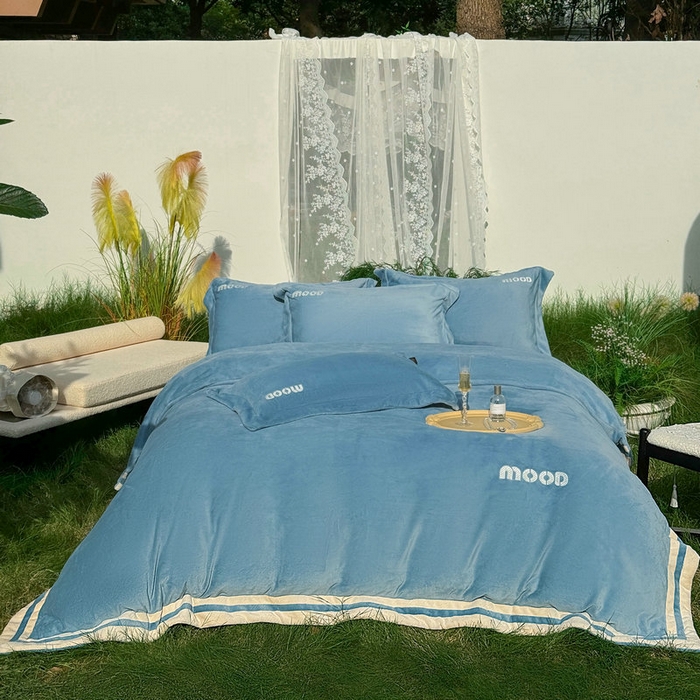 91家纺网 家纺一手货源 找家纺 新月家纺（锦威郎） 2024新款高贵轻奢保暖牛奶绒四件套系列-摩登 蓝色