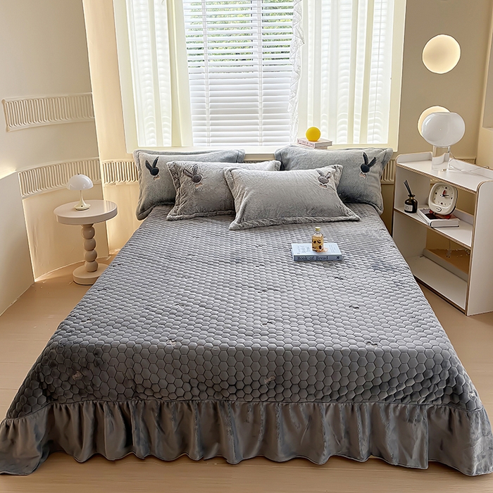 91家纺网 家纺一手货源 找家纺 新月家纺（锦威郎） 2024新款纯色保暖萌萌兔床盖四件套 萌兔高级灰