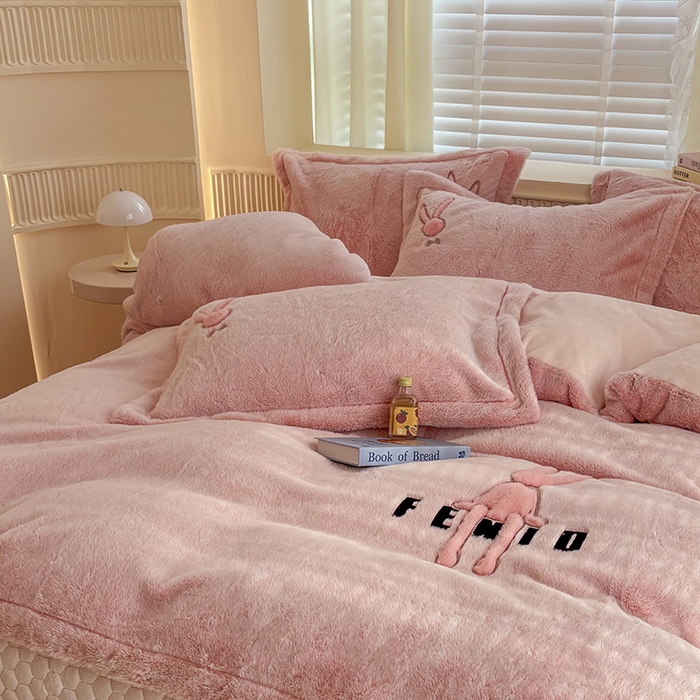 91家纺网 家纺一手货源 找家纺 新月家纺（锦威郎） 2024新款纯色保暖萌萌兔床盖四件套 萌兔粉玉色
