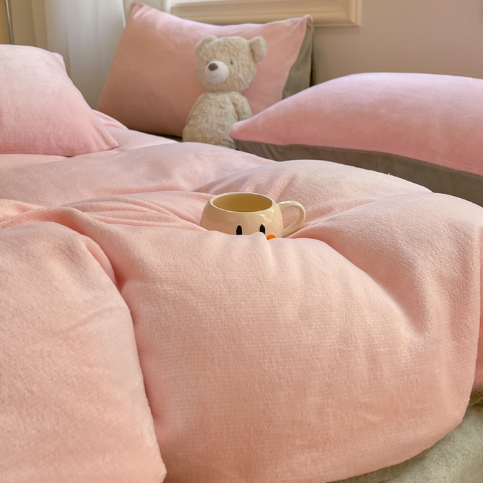 91家纺网 家纺一手货源 找家纺 慕澄家纺 2024新款纯色双拼牛奶绒四件套 粉+火山灰