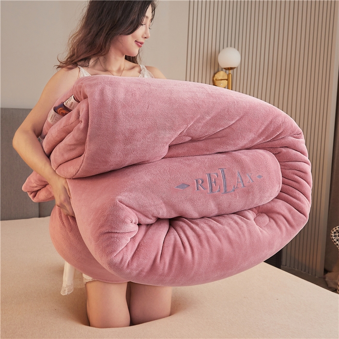 91家纺网 家纺一手货源 找家纺 美梦里 2024新款双面刺绣牛奶绒冬被 豆沙粉