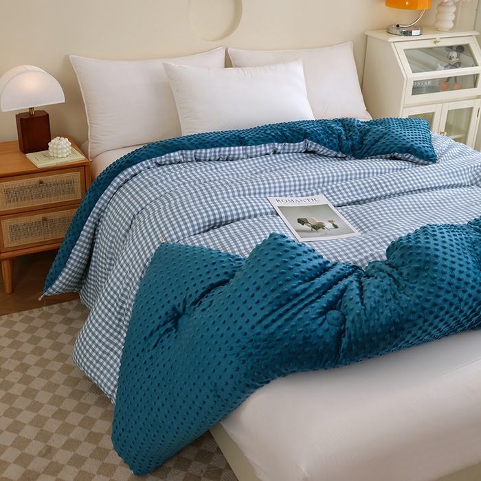 91家纺网 家纺一手货源 找家纺 爱宝被业 2025新款水洗棉双层纱豆豆绒被 克洛迪雅-蓝