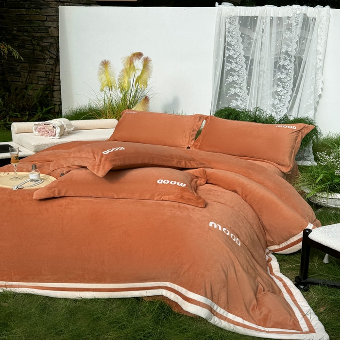 91家纺网 家纺一手货源 找家纺 新月家纺（锦威郎） 2024新款高贵轻奢保暖牛奶绒四件套系列-摩登 橙色