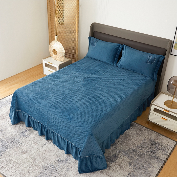 91家纺网 家纺一手货源 找家纺 新月家纺（锦威郎） 2024新款高克重牛奶绒全消光绗缝床盖床单四件套 宝石蓝