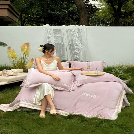 91家纺网 家纺一手货源 找家纺 新月家纺（锦威郎） 2024新款高贵轻奢保暖牛奶绒四件套系列-摩登 粉紫