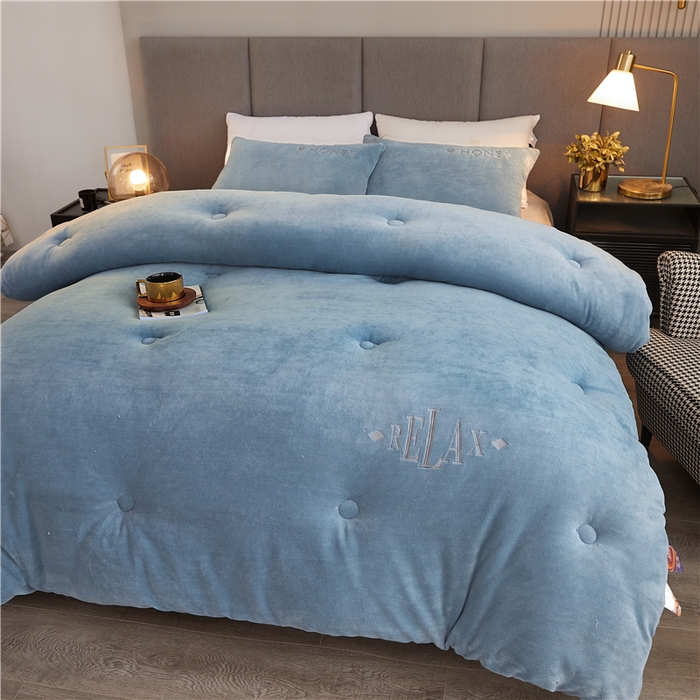 91家纺网 家纺一手货源 找家纺 美梦里 2024新款双面刺绣牛奶绒冬被 月光蓝