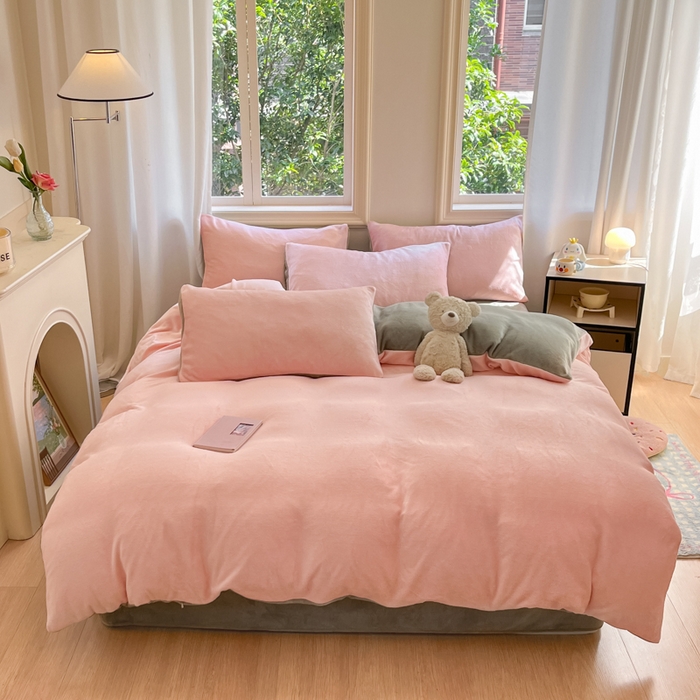 91家纺网 家纺一手货源 找家纺 慕澄家纺 2024新款纯色双拼牛奶绒四件套 粉+火山灰