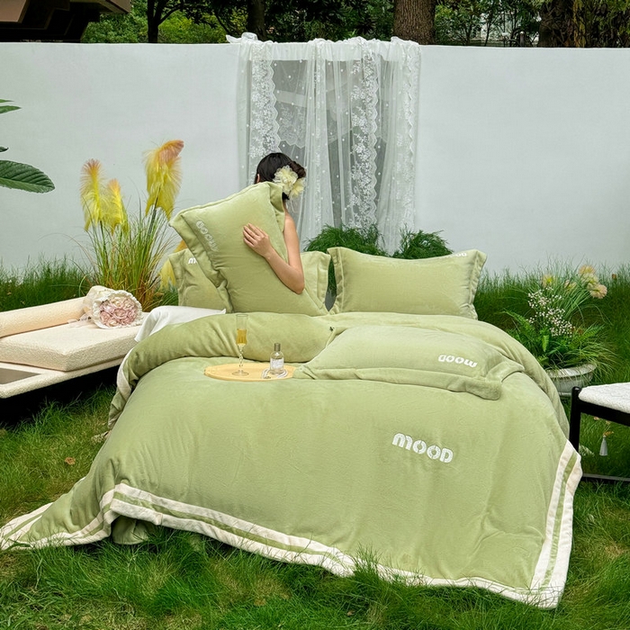 91家纺网 家纺一手货源 找家纺 新月家纺（锦威郎） 2024新款高贵轻奢保暖牛奶绒四件套系列-摩登 绿色