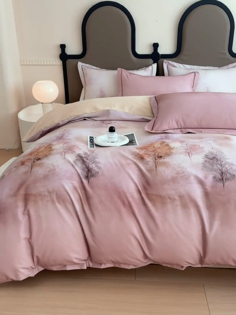 91家纺网 家纺一手货源 找家纺 新月家纺（锦威郎） 2024新款全棉加厚长绒棉数码印花四件套系列 榕树森林-粉