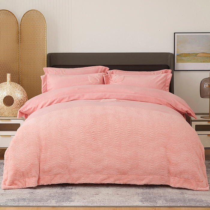 91家纺网 家纺一手货源 找家纺 新月家纺（锦威郎） 2024新款高克重牛奶绒全消光绗缝床盖床单四件套 胭脂粉