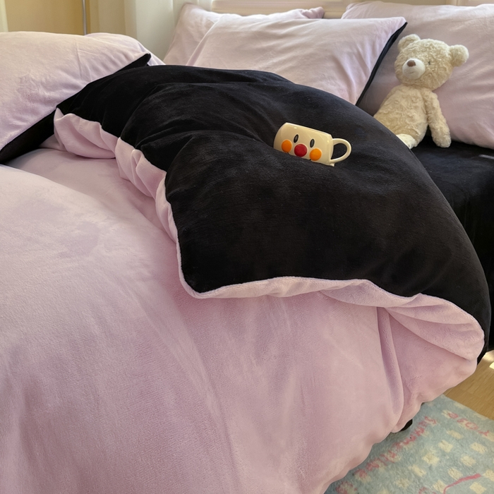 91家纺网 家纺一手货源 找家纺 慕澄家纺 2024新款纯色双拼牛奶绒四件套 豆蔻紫+黑