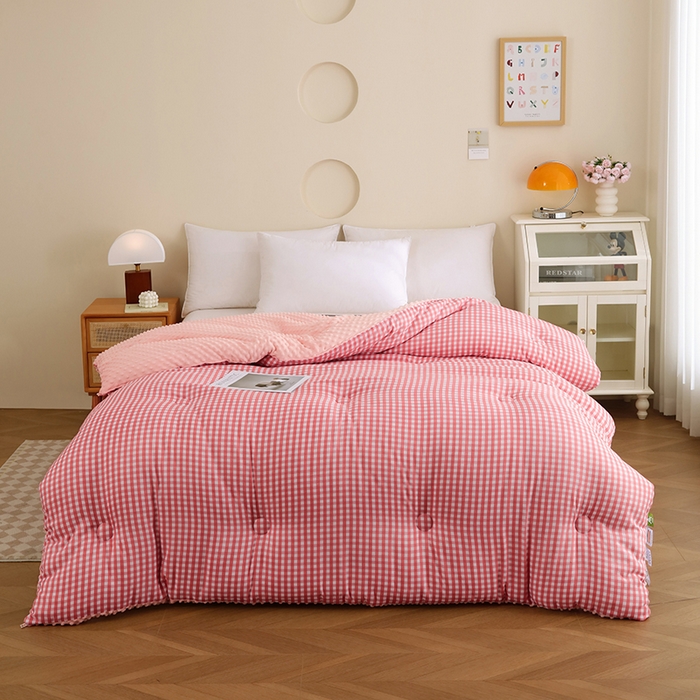 91家纺网 家纺一手货源 找家纺 爱宝被业 2025新款水洗棉双层纱豆豆绒被 克洛迪雅-红