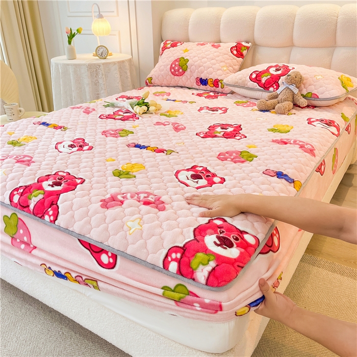 91家纺网 家纺一手货源 找家纺 喜居 2024新款加厚印花牛奶绒夹棉床笠床护垫单床笠 草莓小熊