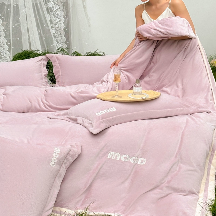 91家纺网 家纺一手货源 找家纺 新月家纺（锦威郎） 2024新款高贵轻奢保暖牛奶绒四件套系列-摩登 粉紫