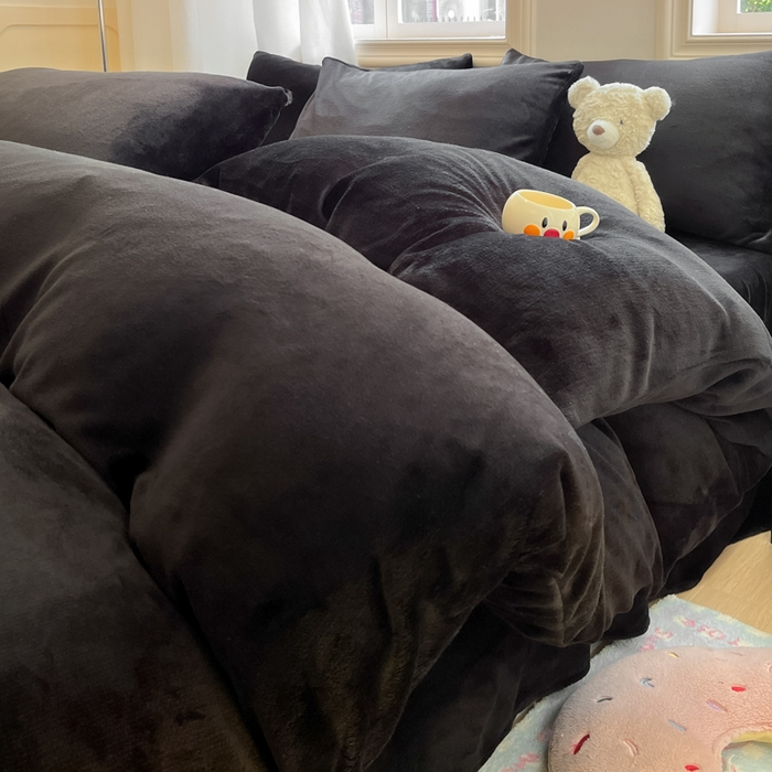 91家纺网 家纺一手货源 找家纺 慕澄家纺 2024新款纯色双拼牛奶绒四件套 黑金