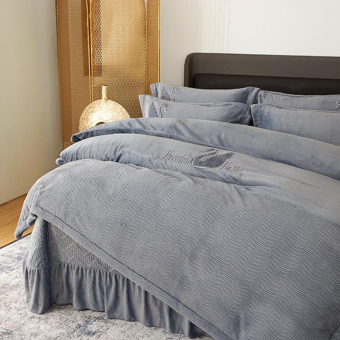 91家纺网 家纺一手货源 找家纺 新月家纺（锦威郎） 2024新款高克重牛奶绒全消光绗缝床盖床单四件套 爵士灰