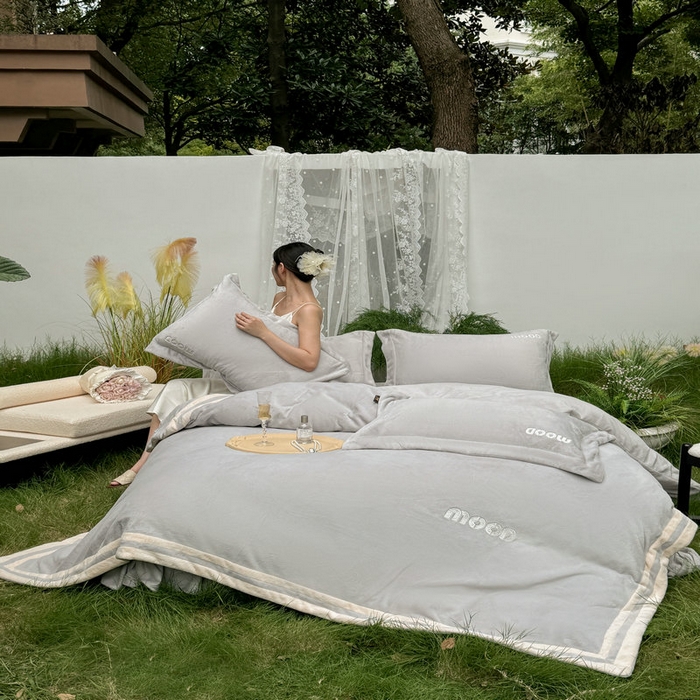 91家纺网 家纺一手货源 找家纺 新月家纺（锦威郎） 2024新款高贵轻奢保暖牛奶绒四件套系列-摩登 灰色