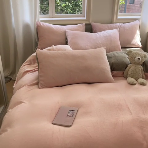 91家纺网 家纺一手货源 找家纺 慕澄家纺 2024新款纯色双拼牛奶绒四件套 粉+火山灰