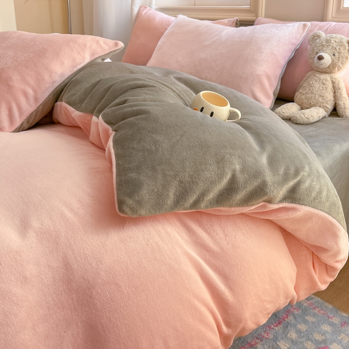 91家纺网 家纺一手货源 找家纺 慕澄家纺 2024新款纯色双拼牛奶绒四件套 粉+火山灰