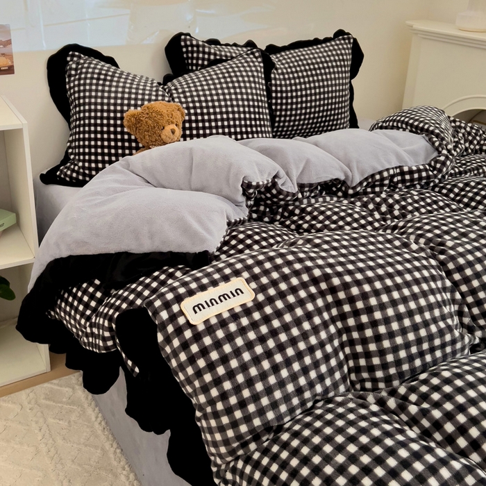 91家纺网 家纺一手货源 找家纺 米莱家纺 2024新款韩式花边牛奶绒四件套 奶油黑格