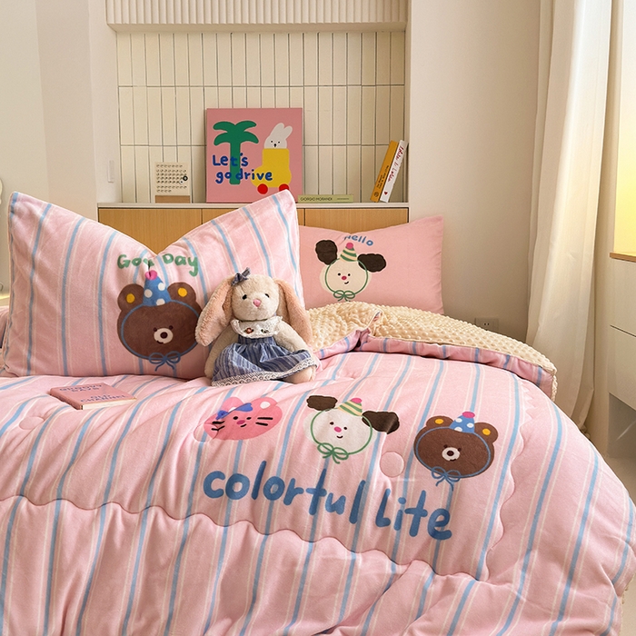 91家纺网 家纺一手货源 找家纺 2024新款卡通大版高克重牛奶绒豆豆被四件套 好朋友