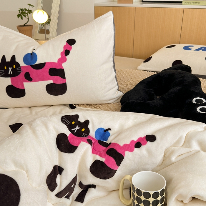 91家纺网 家纺一手货源 找家纺 2024新款卡通大版高克重牛奶绒豆豆被四件套 小猫