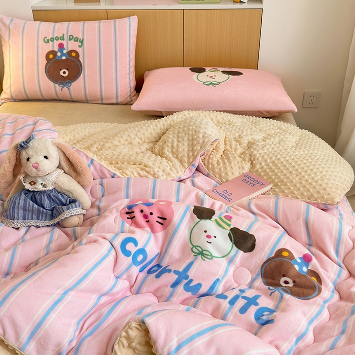 91家纺网 家纺一手货源 找家纺 2024新款卡通大版高克重牛奶绒豆豆被四件套 好朋友