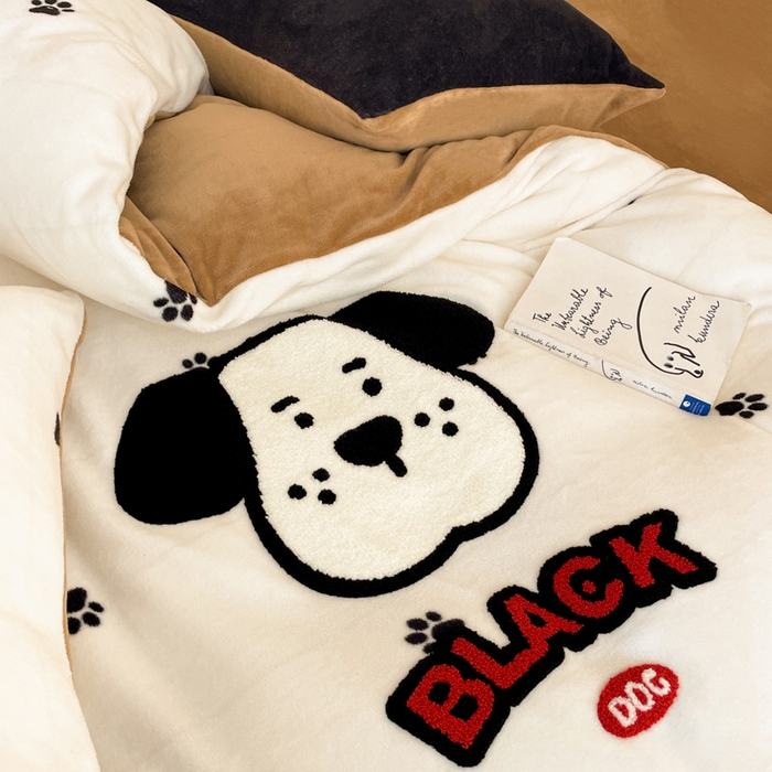 91家纺网 家纺一手货源 找家纺 呗旺鹿 2024新款高克重卡通印花牛奶绒四件套毛巾绣牛奶绒四件套 斑点特斯拉