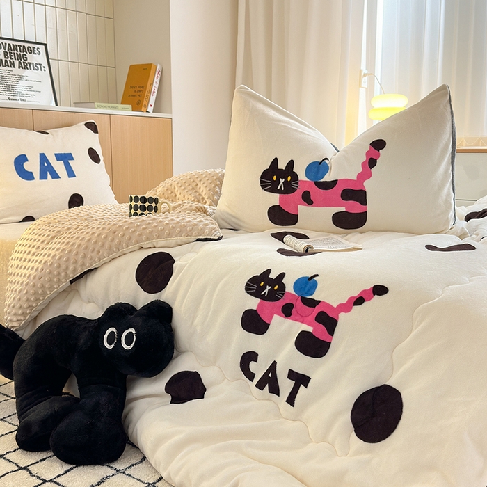 91家纺网 家纺一手货源 找家纺 2024新款卡通大版高克重牛奶绒豆豆被四件套 小猫