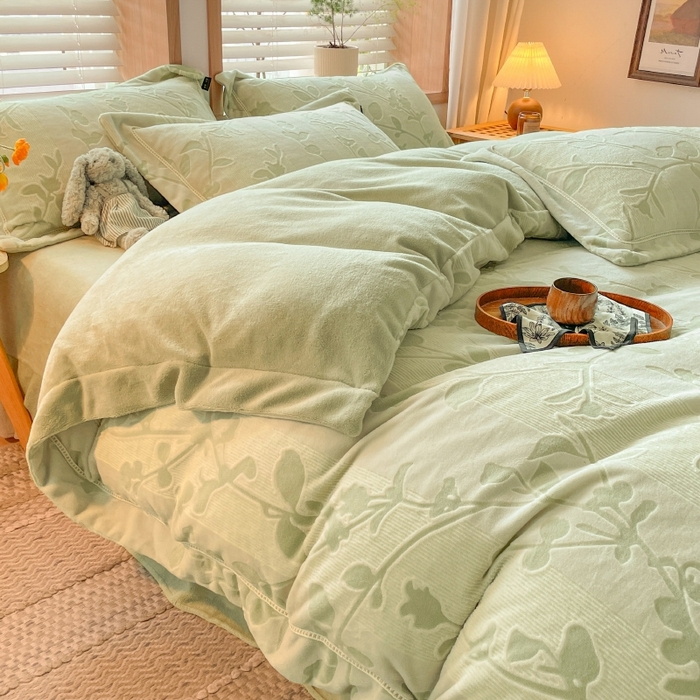 91家纺网 家纺一手货源 找家纺 简如 2025新款A类加厚冰岛立体雕花牛奶绒浮雕绒四件套（有买家秀） 花蔓-草绿