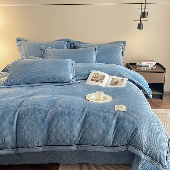 91家纺网 家纺一手货源 找家纺 欧邦 新款提花针织绒牛奶绒单被套夹棉床盖三件套四件套 初见-蔚蓝
