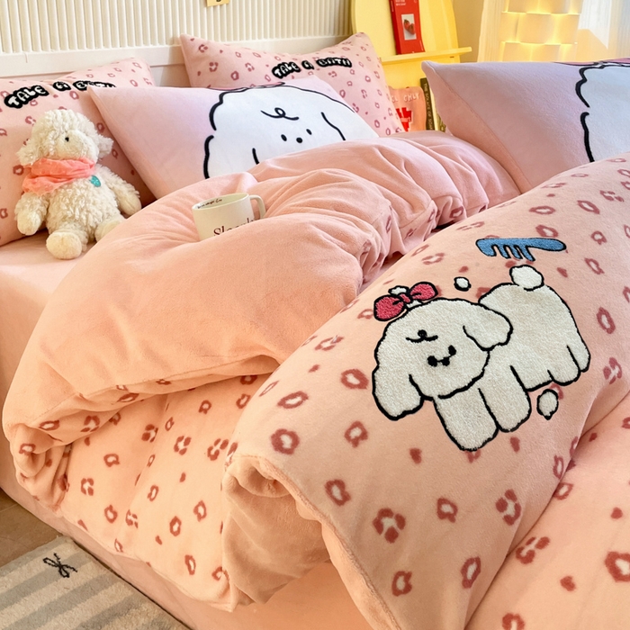 91家纺网 家纺一手货源 找家纺 呗旺鹿 2024新款高克重卡通印花牛奶绒四件套毛巾绣牛奶绒四件套 爱洗澡的几米