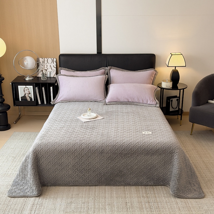 91家纺网 家纺一手货源 找家纺 欧邦 新款纯色牛奶绒单被套夹棉床盖三件套四件套 胭紫+浅灰