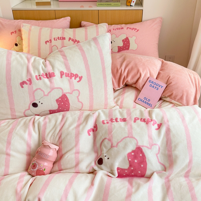 91家纺网 家纺一手货源 找家纺 2024新款大版卡通双面高克重牛奶绒床单款四件套 竖条狗狗粉