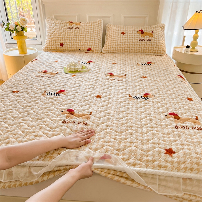 91家纺网 家纺一手货源 找家纺 小萌虎 2024新款牛奶绒夹棉花边床笠 腊肠犬